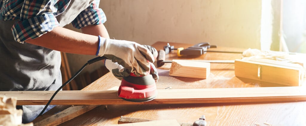 operaria lijando madera