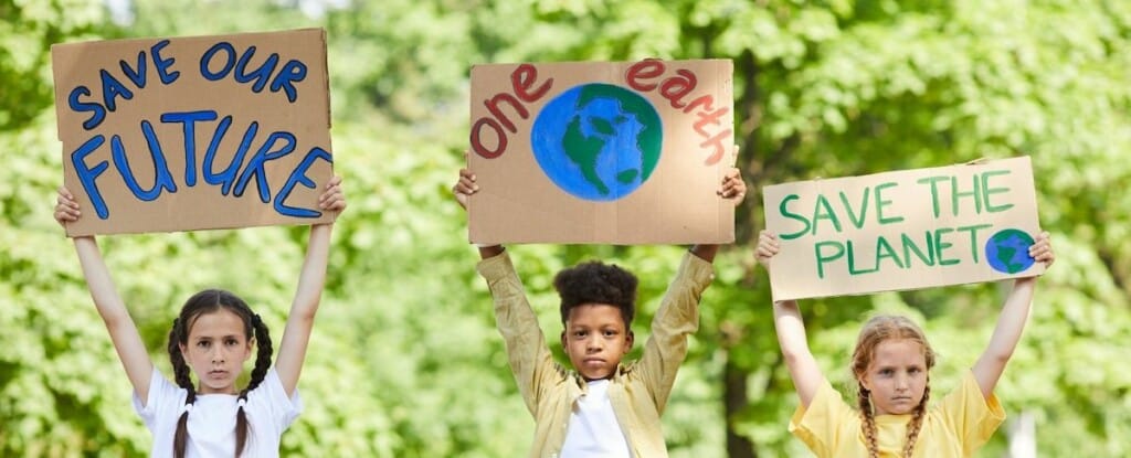 niños con carteles save the planet