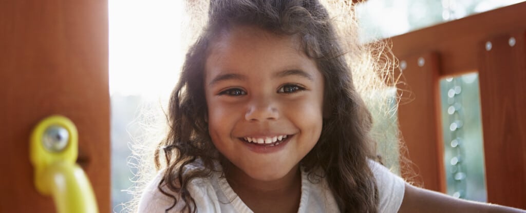 niña en juego de parque